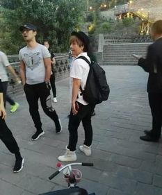 两小孩吵架吃瓜群众,吃瓜群众现场热议