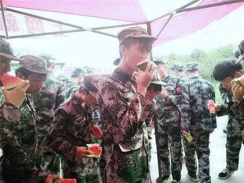 部队群众吃瓜视频,部队群众欢乐时光的温馨瞬间